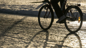 Parkkinen har endast en liten bit av sin cykelväg till jobbet som består av den saltade vägen, men han märker att det uppstår rost om han cyklar på den och inte sköljer bort saltet direkt efteråt. Cykel på isig väg.