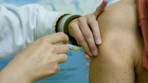 Läkarstudenterna är bland annat oroliga över all felaktig information som sprids om vaccin på sociala medier. Vaccinering ges i armen.