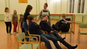 Repetitioner pågår. Teater Magnitud övar Alice i Underlandet och en del av ensemblen förväntas sova. Teatergruppen Magnitud repeterar.