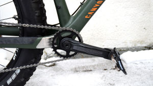 Numera har de flesta terrängcyklarna endast ett kugghjul framme. Bild av det främre kugghjulet på en fatbike.