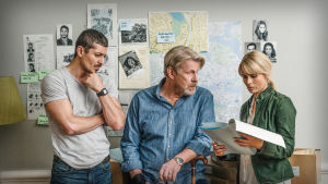Max, LMJ och Eriksson granskar fallet med Yasmine. Max, LMJ och Eriksson i dramaserien Den döende detektiven.