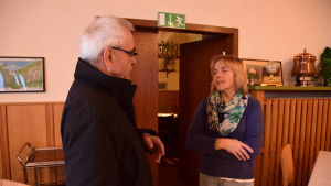Herr Schäfer samtalar med ägarinnan fru Peters Siegfried Schäfer samtalar med fru Peters, barnbarnsbarn till fru Böge