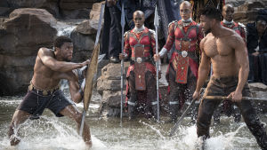 T'Challa (Chadwick Boseman) och Erik Killmonger (Michael B. Jordan) slåss mot varandra i "Black Panther". Är filmen en kandidat för det nya priset "bästa populära film"? T'Challa (Chadwick Boseman) och Erik Killmonger (Michael B. Jordan) slåss mot varandra i ett vattenfall.