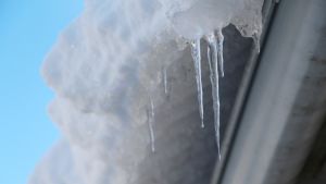 Fallande snö och farliga istappar prioriteras högt när fastighetsskötare jobbar. Istappar.