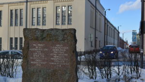 Minnesstenen har vintern 2018 flyttats mittemot den plats där arkebuseringarna skedde. Minnesstenen har vintern 2018 flyttats mittemot den plats där arkebuseringarna skedde