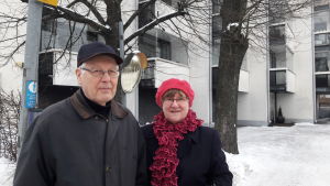 Mauno och Elvi Viitanen stöder rökförbudet i husbolaget. På balkongerna i bakgrunden på bilden är det numera förbjudet att röka. Mauno och Elvi Viitanen på Drumsö.