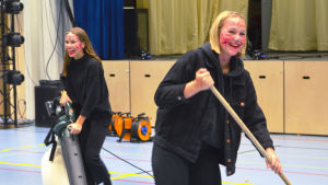 Ellen Eskelin (t.h.) och Oona Koskenvesa gör i ordning dansgolvet efter att abiturienterna lämnat skolan på torsdagen. Ellen Eskelin (t.h.) och Oona Koskenvesa, abiturienter vid Grankulla gymnasium, sopar.