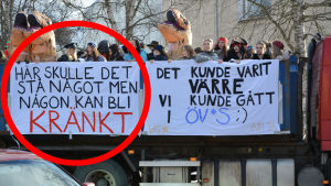 Slår plakatet huvudet på spiken eller förlöjligar den viktiga frågor? Utklädda elever på ett lastbilsflak. På sidan hänger två lakan som de skrivit på. På det ena står det "Här skulle det stå något men någon kan bli kränkt". Det det andra står det "Det kunde varit värre, vi kunde gått i öv*s ;)".