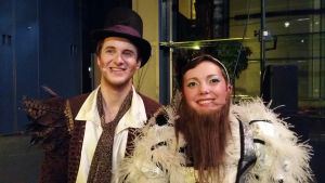 Sofia Liljeström och Jacob Waselius tycker att cirkusmusikalen passar all sorts publik, gammal som ung. En flicka och en pojke sitter på scenkanten.