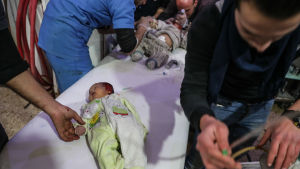 Sårade bebisar vårdades på ett sjukhus i Duma, den största staden i östra Ghouta på måndagen 19.2.2018 Sårade bebisar vårdades på ett sjukhus i Duma, den största staden i östra Ghouta på måndagen 19.2.2018
