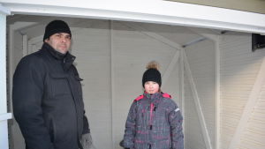 Janina Blomqvist tillsammans med sin pappa laddar upp inför sin skridskoåkning på torget. Janina Blomqvist tillsammans med sin pappa laddar upp inför sin skridskoåkning på torget
