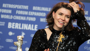 Malgorzata Szumowska och silverbjörnen. "Jag är stolt över att vara kvinnlig regissör", konstaterade hon i sitt pristal. Malgorzata Szumowska fick en silverbjörn.