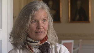 Det är inte så man ropar högt att man är adlig, det undviker man, kommenterar Cecilia Bruncrona på Elimo gård i Pojo. Adliga Carina Bruncrona