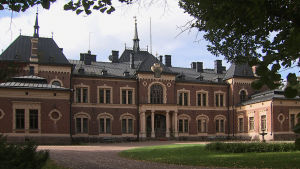Greveätten Creutz bebor fortfarande Malmgårds slott i Pernå. Det är en av de vackraste adelsbyggnaderna i landet. Malmgårds gård i Pernå