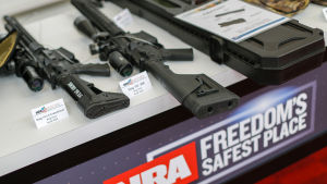 NRA brukar försvara rätten att bära skjutvapen med att amerikaner ska få försvara sig själva, medan kritiker understryker att det varje år är många människor i USA som får sätta livet till när de skjuts. Uppvisning av vapen på NRA:s årliga möte i Georgia 2017.
