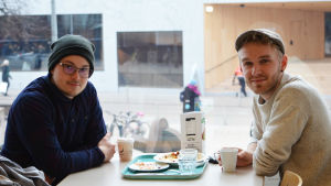 Andreas Särkelä och Jon Järviniemi har inga föreläsningar under strejkdagen och de anser sig inte påverkas negativt av strejken. Studerande Alexander Särkelä och Jon Järviniemi.