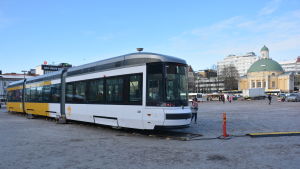 Spårvagnarna eller superbussarna ska ta sina passagerare en sväng förbi Salutorget 2029. Spårvagn på Salutorget i Åbo.
