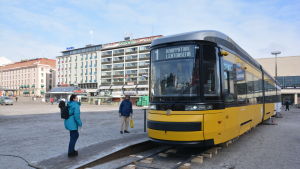 Spårväg eller superbuss? Det är alternativen - men båda kostar en hel del och i framtiden ska Åbo välja någondera. Spårvagn på Salutorget i Åbo.