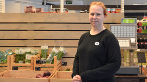Butiksinnehavaren Pauliina Silvennoinen. Pauliina Silventoinen står i bybutiken meidän kauppa i Lovisa