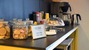 I caféhörnan kan man ta en kaffe med dopp. Kafe delen i by butiken Meidän Kauppa i Lovisa