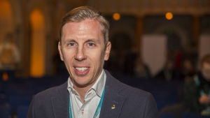 Rasmus Roiha, vd för Programvaruentreprenörerna rf, vill se flera kvinnliga förebilder i it-branschen. Ohjelmistoyrittäjät ry:n puheenjohtaja Rasmus Roiha poseeraa kameralle.