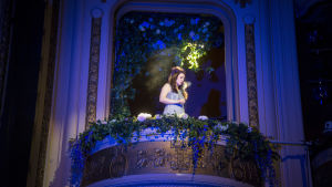 Julias kvällscigg. På bilden Satu Tuuli Karhu. Foto från Julia & Romeo på Nationalteatern.