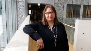 Tiina Nokireki är specialveterinär. Hon säger att det är sannolikt att gatuhundarna inte alls har vaccinerats mot rabies. Tiina Nokireki är specialveterinär. Hon säger att det är sannolikt att gatuhundarna inte alls har vaccinerats mot rabies.