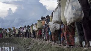 Rohingyer som flydde över floden Naf från Burma till Bangladesh i oktober 2017. Rohingyer som flydde över floden Naf från Burma till Bangladesh i oktober 2017.