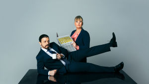 Noin viikon studio. Anders Helenius ja Eeva Vekki pöydän päällä.