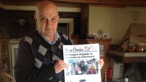 Arkivbild av Kim Wahlroos med Nya Östis från 2015. Kim Wahlroos håller upp ett TESTEXEMPLAR!!! av tidningen Nya Östis, den 14.4.2015.