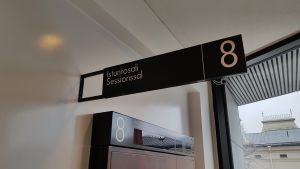 Rättssalen i Egentliga Finlands tingsrätt där man håller förberedelsesammanträdet för knivdådet i Åbo. Rättssalen i Egentliga Finlands tingsrätt där man håller förberedelsesammanträdet för knivdådet i Åbo.