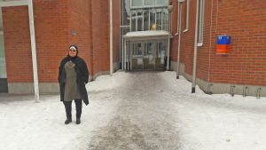 Här utanför biblioteket i Malmgård slog kvinnan Hewidy första gången. Nahla Hewidy utanför biblioteket i Malmgård i Helsingfors.