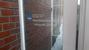 Inne i biblioteket finns en övervakningskamera, men hela händelseförloppet har inte dokumenterats. Biblioteket i Malmgård i Helsingfors.