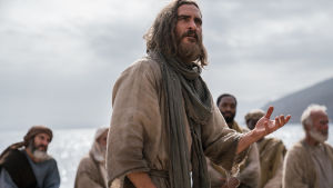 Förstår ni inte vad jag försöker säga? Joaquin Phoenix spelar Jesus. Jesus talar inför en grupp män på stranden.