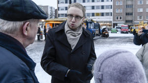 Simon Elo är övertygad om att människor snart vet vad Blå framtid står för. Blå framtids Simon Elo träffar folk på torget i Tamerfors