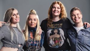Naissotilaat-sarjan Moona, Pirita, Miisa ja Jenni ryhmäkuvassa.