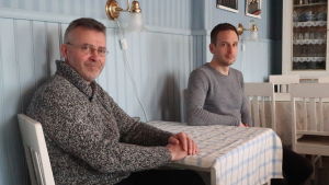 Kristian Lindroos är ordförande för Sagalunds museistiftelse och Sven Ivars är Kimitöns kommuns projektkoordinator. Bilden är tagen i Sagalundsgården i Kimito. Sven Ivars och Kristian Lindroos i Sagalund