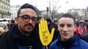 Jonathan Hefetz och Ethan Cohen deltog i demonstrationen. På det gula plakatet står rörelsen SOS Racismes kända slagord "Rör inte min kompis". Jonathan Hefetz och Ethan Cohen deltog i demonstrationen.