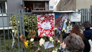 Blommor lades ned framför den mördade kvinnans bostad. Blommor lades ned framför den mördade kvinnans bostad.