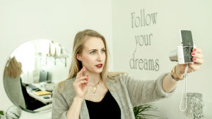 Stylist Sandra Holmäng ger skönhetstips via Youtube. Sandra Holmäng filmar sig själv för sin modevlogg.