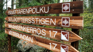 I Finland finns det 40 nationalparker. Enligt besökarantalet är Pallas-Ylläs nationalpark i Lappland den mest populära, men Noux kommer som en god tvåa.. Nuukiosn kansallispuiston polkukyltti