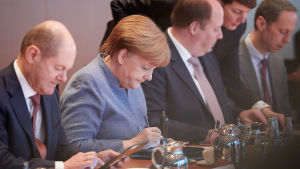 Förbundskansler Angela Merkel vid ett möte med regeringen. Angela Merkel vid ett regeringsmöte.