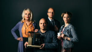 Radioteatteri esittää: Töissä täällä. Kuvassa Vipe (Miitta Sorvali), Pertsa (Jari Salmi, Pomo (Ville Myllyrinne) ja Ansku (Pia Andersson)