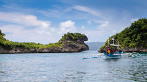 Lokala researrangörer är inte nöjda med att helt stänga ner Boracay. Vattnet kring ön Boracay i Filippinerna.