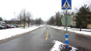 De promenerade längs trottaren vid Pojovägen (till höger på bilden). Pojo kyrkby.