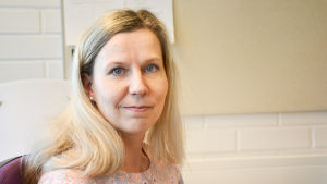 Skulle man tidigare gått in för att använda kirurgiska munskydd skulle de inte ha räckt, säger Camilla Bergman-Kärpijoki, som ändå försäkrar att man gjort sitt bästa i en svår situation Camilla Bergman-Kärpijoki.