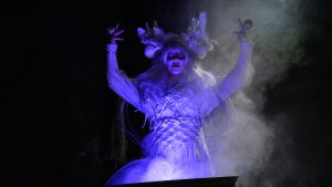 Leea Klemola som besvärjartrollet Alvis. Foto från Aurinkoteatteris och Nationalteaterns samproduktion Atlantis.