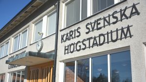 En temadag kring jämställdhet ordnades för första gången i fredags (13.4) i Karis högstadium och gymnasium. Fasad och ingång till Karis svenska högstadium och Karis-Billnäs gymnasium.