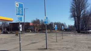 Hållplatserna vid Lovisa busstation står tomma mitt på dagen. Hållplatser för bussar inom Lovisa.