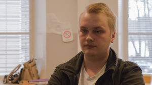 Niko Nordström är 18 år och deltar i ungdomsarbetets verksamhet i Lovisa. bild på en man